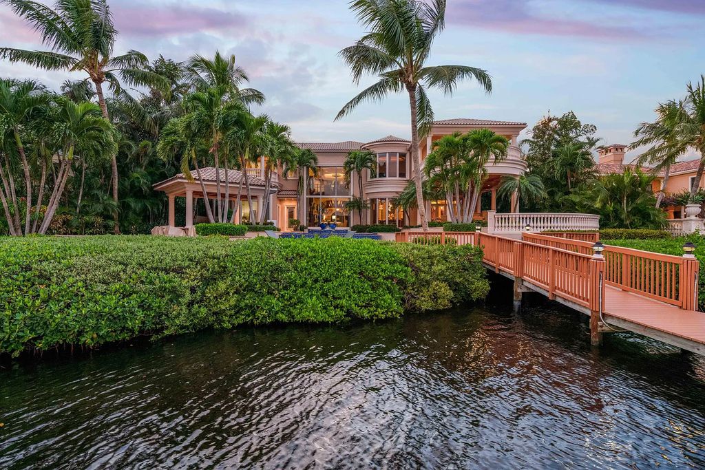 The Estate in Jupiter, an intracoastal masterpiece in The Club of Admirals Cove was executed by the talents of the design team of Affiniti Architechts, Parker-Yannette Landscape, Decorators Unlimited and Turtle Beach Construction is now available for sale. This home located at 192 Spyglass Ct, Jupiter, Florida