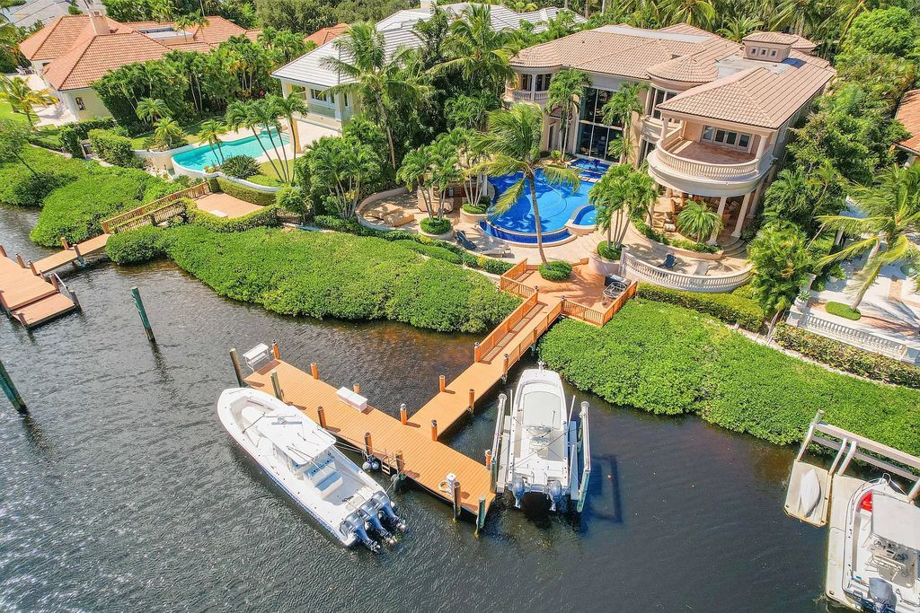 The Estate in Jupiter, an intracoastal masterpiece in The Club of Admirals Cove was executed by the talents of the design team of Affiniti Architechts, Parker-Yannette Landscape, Decorators Unlimited and Turtle Beach Construction is now available for sale. This home located at 192 Spyglass Ct, Jupiter, Florida