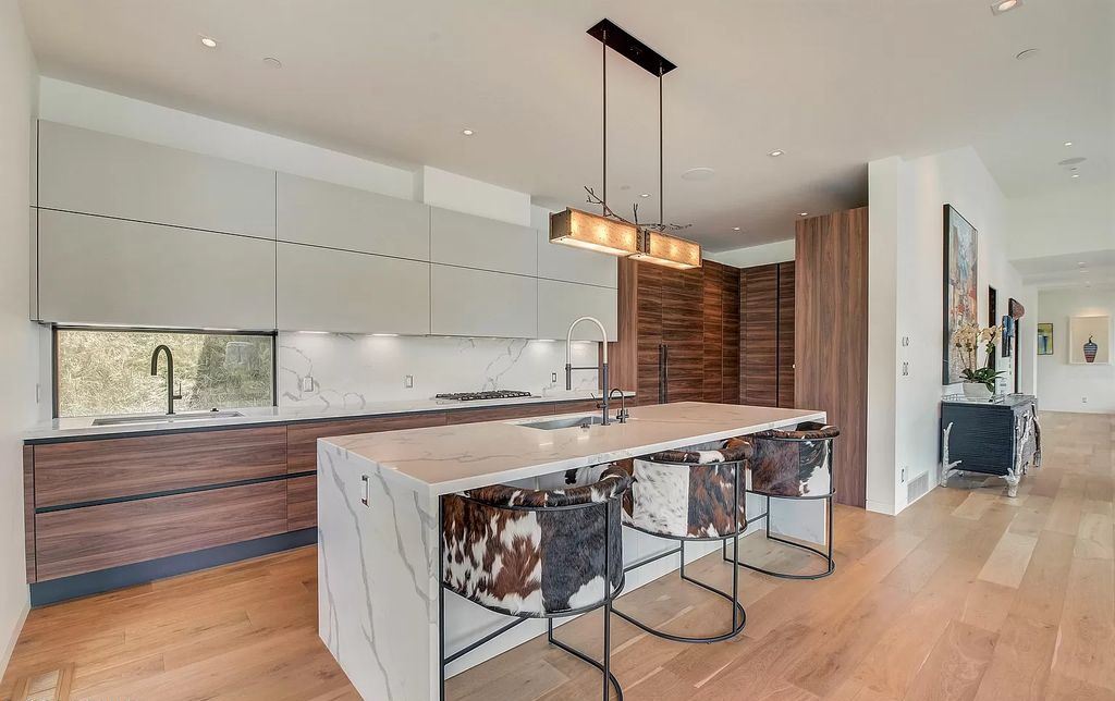 The Estate in Park City is a luxurious home that will exceed your expectations at every opportunity now available for sale. This home located at 725 Mellow Mountain Rd, Park City, Utah; offering 05 bedrooms and 07 bathrooms with 6,467 square feet of living spaces.