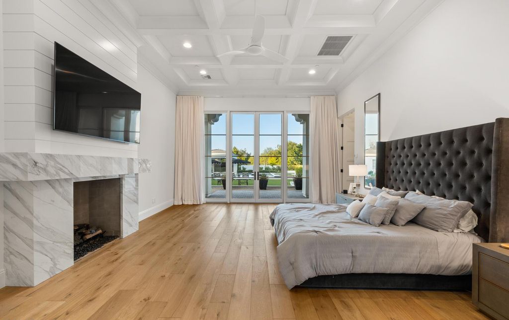 8311 N 53rd Street, Paradise Valley, Arizona is a transitional Mediterranean estate with amazing Mummy mountain views and tons of privacy showcases the pinnacle of resort style living. 
