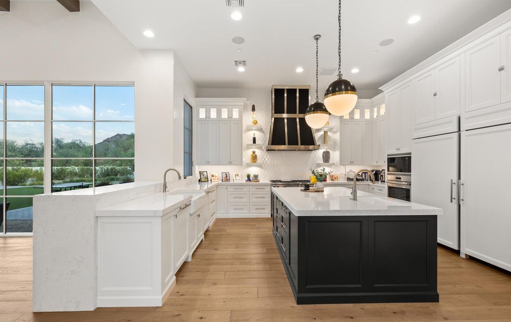 8311 N 53rd Street, Paradise Valley, Arizona is a transitional Mediterranean estate with amazing Mummy mountain views and tons of privacy showcases the pinnacle of resort style living. 