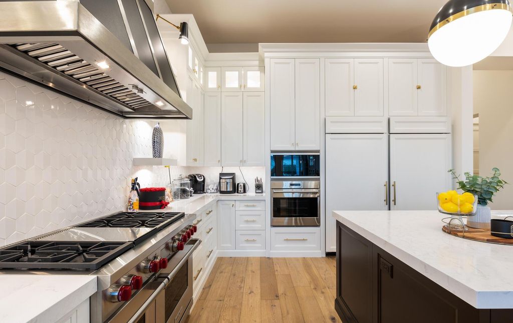 8311 N 53rd Street, Paradise Valley, Arizona is a transitional Mediterranean estate with amazing Mummy mountain views and tons of privacy showcases the pinnacle of resort style living. 