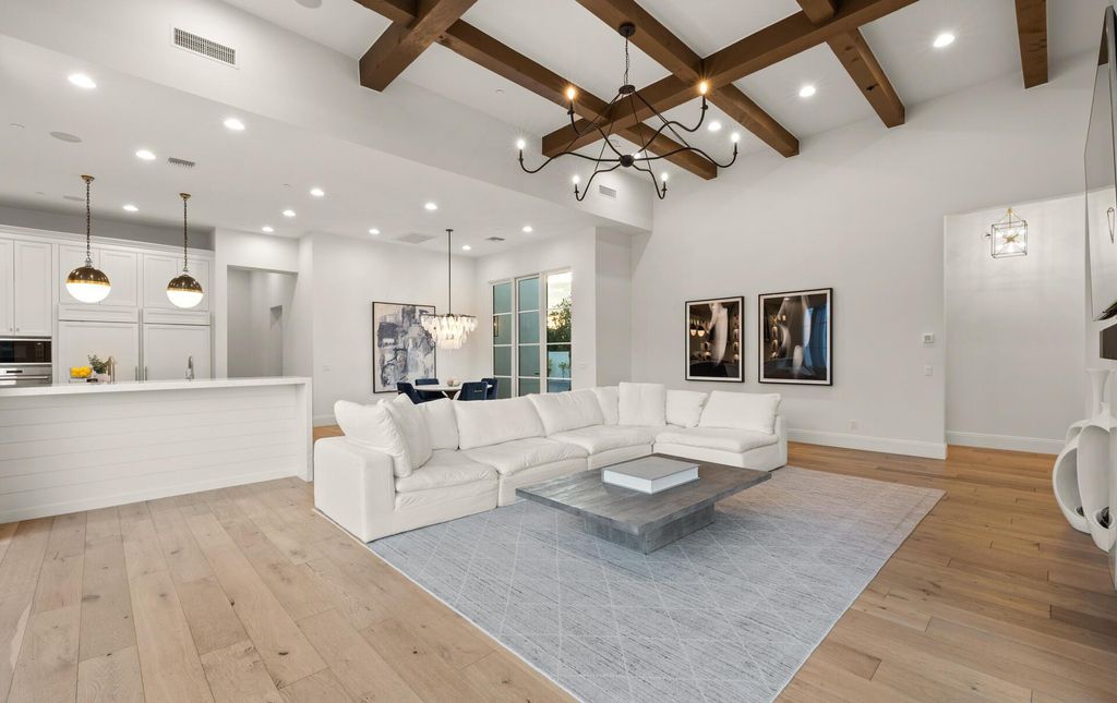8311 N 53rd Street, Paradise Valley, Arizona is a transitional Mediterranean estate with amazing Mummy mountain views and tons of privacy showcases the pinnacle of resort style living. 