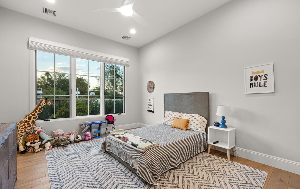 8311 N 53rd Street, Paradise Valley, Arizona is a transitional Mediterranean estate with amazing Mummy mountain views and tons of privacy showcases the pinnacle of resort style living. 