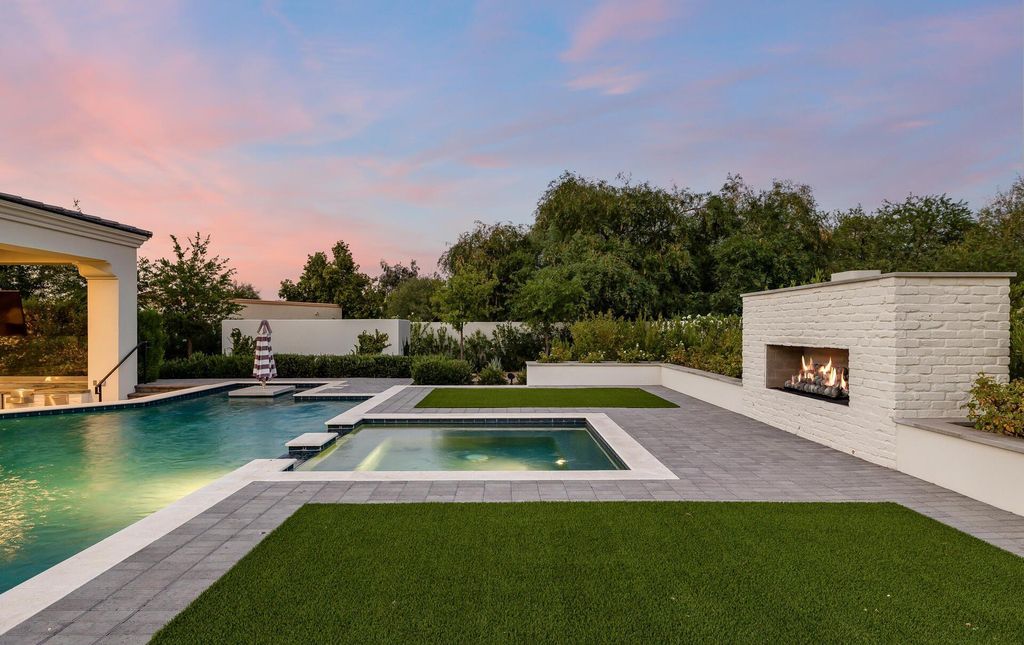8311 N 53rd Street, Paradise Valley, Arizona is a transitional Mediterranean estate with amazing Mummy mountain views and tons of privacy showcases the pinnacle of resort style living. 