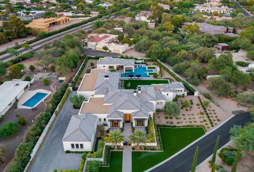 8311 N 53rd Street, Paradise Valley, Arizona is a transitional Mediterranean estate with amazing Mummy mountain views and tons of privacy showcases the pinnacle of resort style living. 