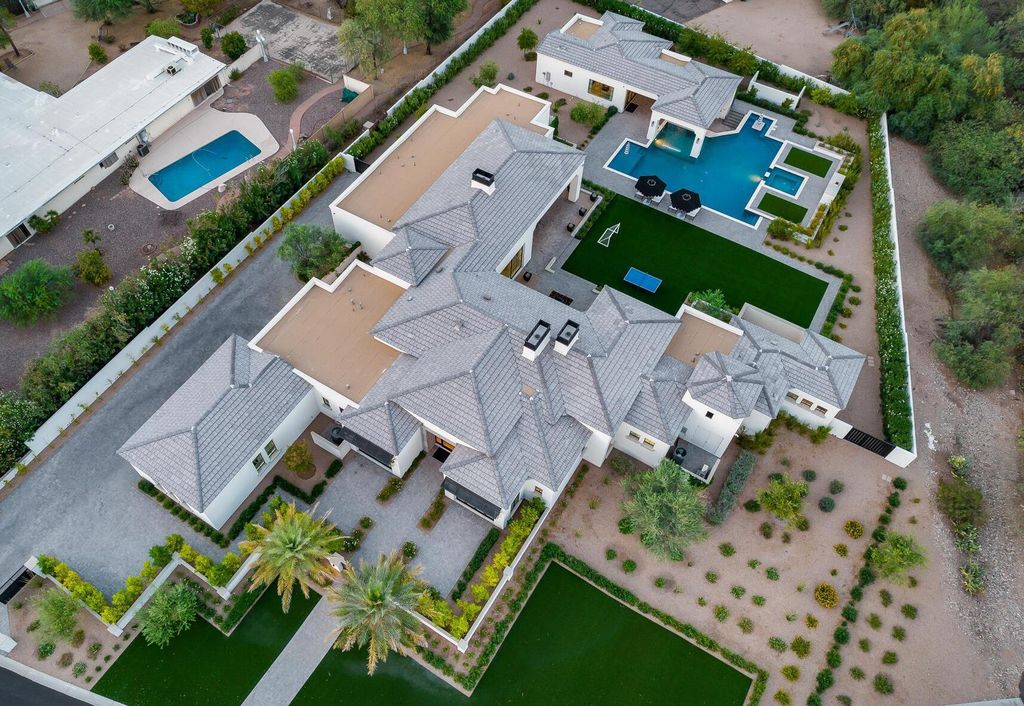 8311 N 53rd Street, Paradise Valley, Arizona is a transitional Mediterranean estate with amazing Mummy mountain views and tons of privacy showcases the pinnacle of resort style living. 