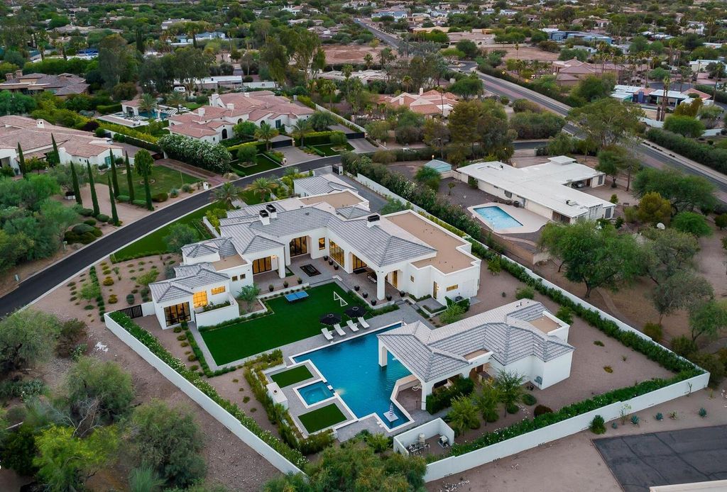 8311 N 53rd Street, Paradise Valley, Arizona is a transitional Mediterranean estate with amazing Mummy mountain views and tons of privacy showcases the pinnacle of resort style living. 