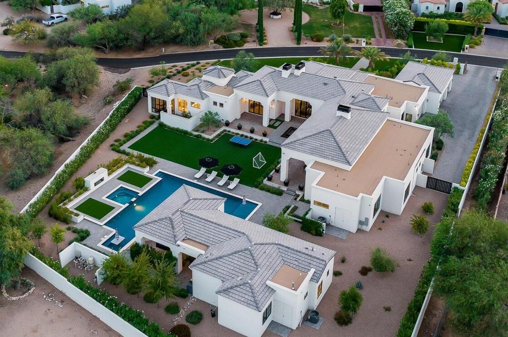 8311 N 53rd Street, Paradise Valley, Arizona is a transitional Mediterranean estate with amazing Mummy mountain views and tons of privacy showcases the pinnacle of resort style living. 