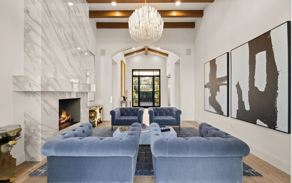 8311 N 53rd Street, Paradise Valley, Arizona is a transitional Mediterranean estate with amazing Mummy mountain views and tons of privacy showcases the pinnacle of resort style living. 