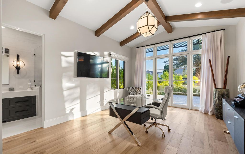8311 N 53rd Street, Paradise Valley, Arizona is a transitional Mediterranean estate with amazing Mummy mountain views and tons of privacy showcases the pinnacle of resort style living. 
