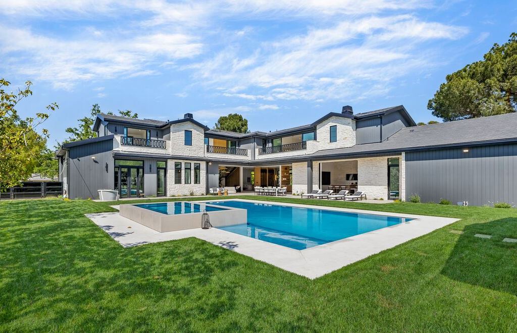 23650 Long Valley Rd, Hidden Hills, California is a beautiful contemporary farmhouse compound encompasses a grand corner in the exclusive guard-gated equestrian community of Hidden Hills.
