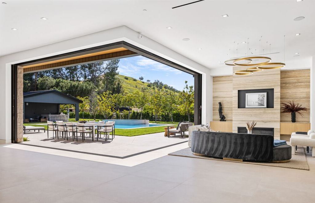 23650 Long Valley Rd, Hidden Hills, California is a beautiful contemporary farmhouse compound encompasses a grand corner in the exclusive guard-gated equestrian community of Hidden Hills.