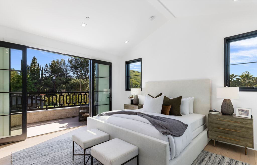 23650 Long Valley Rd, Hidden Hills, California is a beautiful contemporary farmhouse compound encompasses a grand corner in the exclusive guard-gated equestrian community of Hidden Hills.