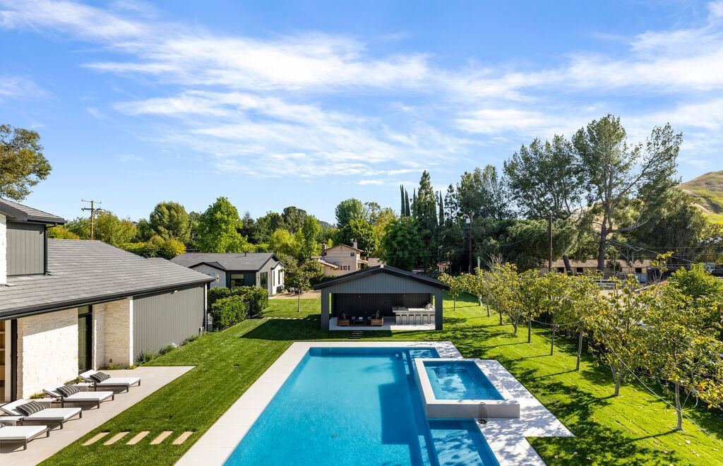 23650 Long Valley Rd, Hidden Hills, California is a beautiful contemporary farmhouse compound encompasses a grand corner in the exclusive guard-gated equestrian community of Hidden Hills.