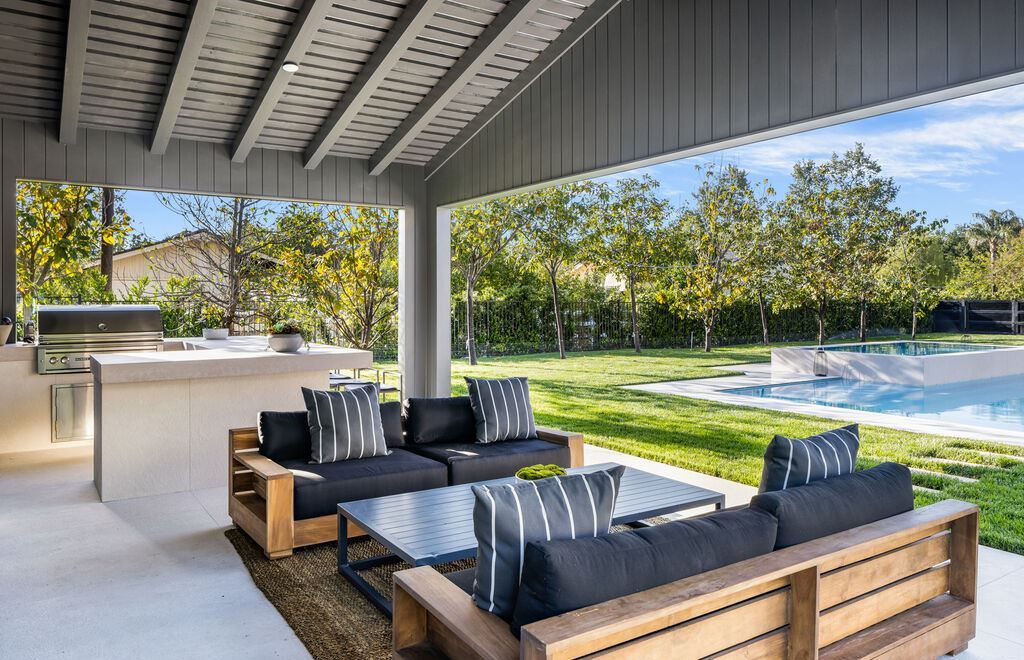 23650 Long Valley Rd, Hidden Hills, California is a beautiful contemporary farmhouse compound encompasses a grand corner in the exclusive guard-gated equestrian community of Hidden Hills.