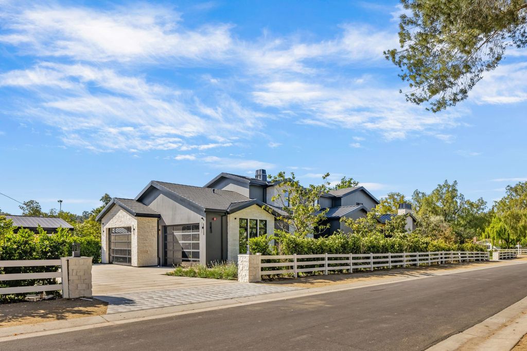 23650 Long Valley Rd, Hidden Hills, California is a beautiful contemporary farmhouse compound encompasses a grand corner in the exclusive guard-gated equestrian community of Hidden Hills.