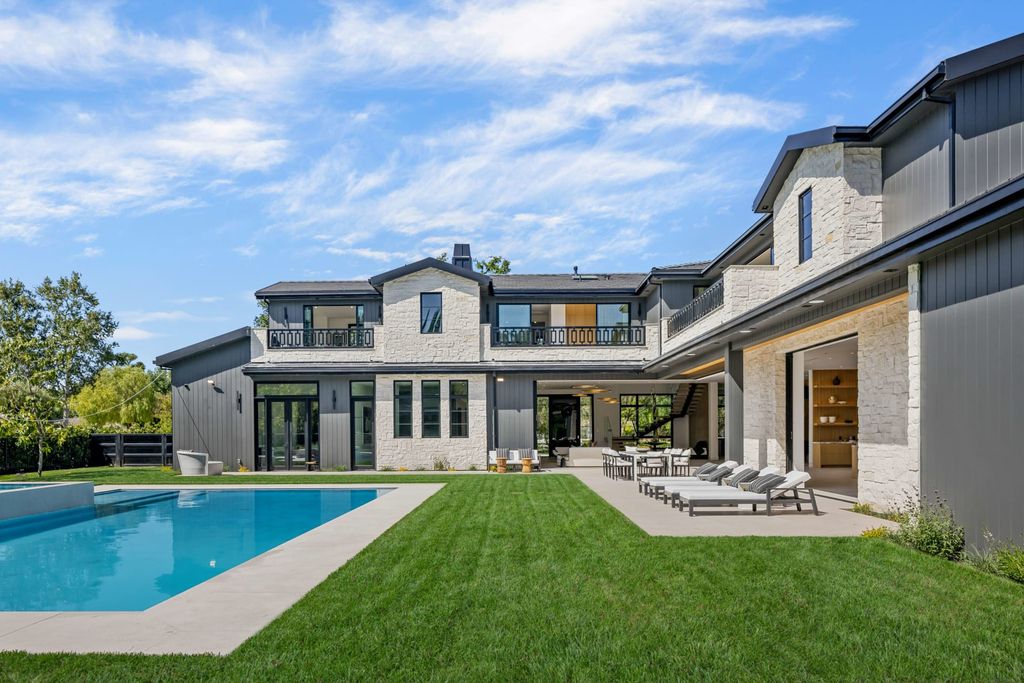 23650 Long Valley Rd, Hidden Hills, California is a beautiful contemporary farmhouse compound encompasses a grand corner in the exclusive guard-gated equestrian community of Hidden Hills.