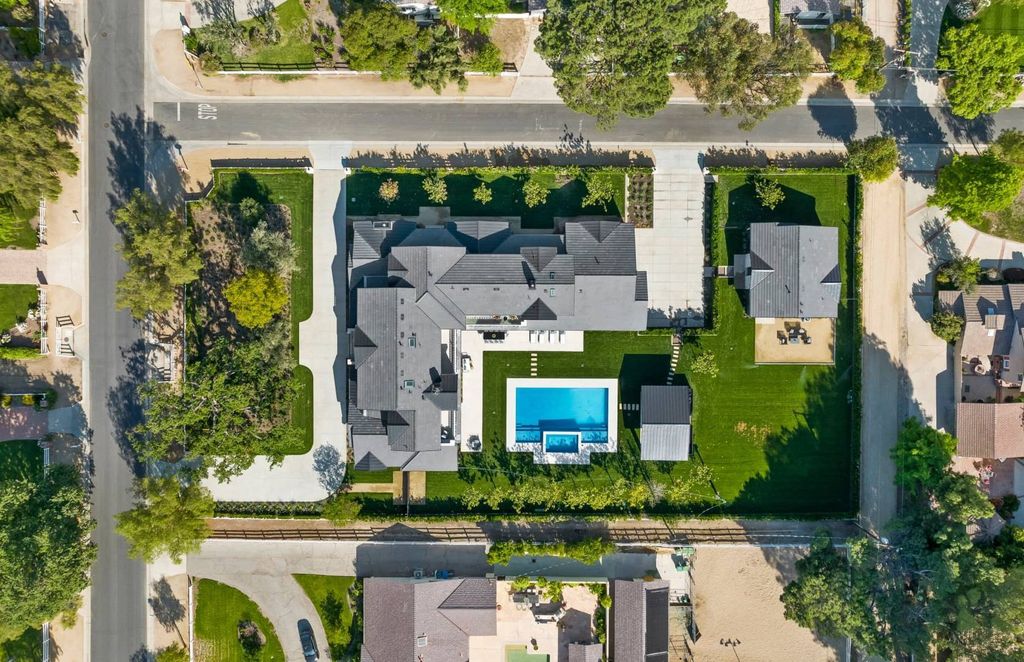 23650 Long Valley Rd, Hidden Hills, California is a beautiful contemporary farmhouse compound encompasses a grand corner in the exclusive guard-gated equestrian community of Hidden Hills.