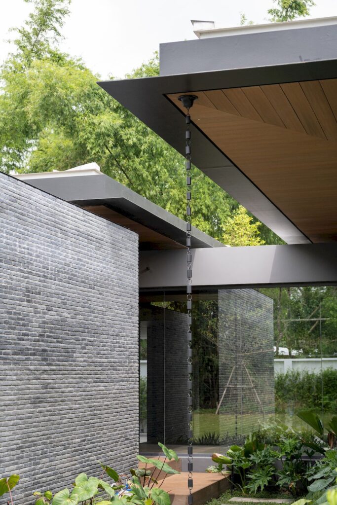 Lomsak Residence respect blend in with nature by Architectures Matter 4