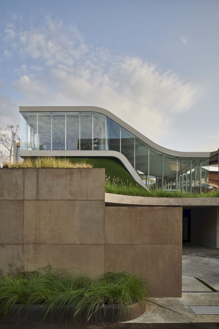 Melt House, a Modern-looking House with Feng Shui element by RDMA ...
