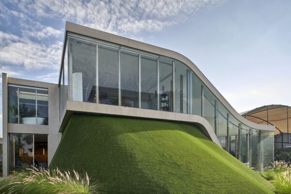 Melt House, a Modern-looking House with Feng Shui element by RDMA ...