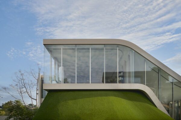 Melt House, a Modern-looking House with Feng Shui element by RDMA ...