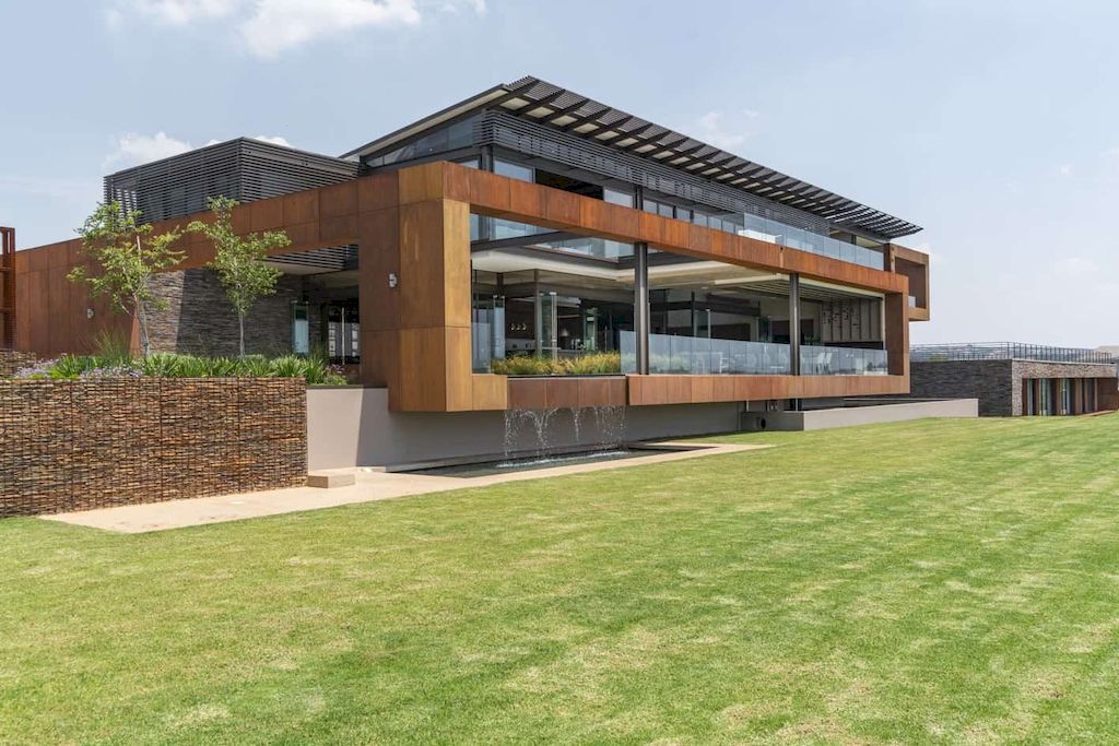 Mooikloof Heights House in South Africa by Nico van der Meulen Architects