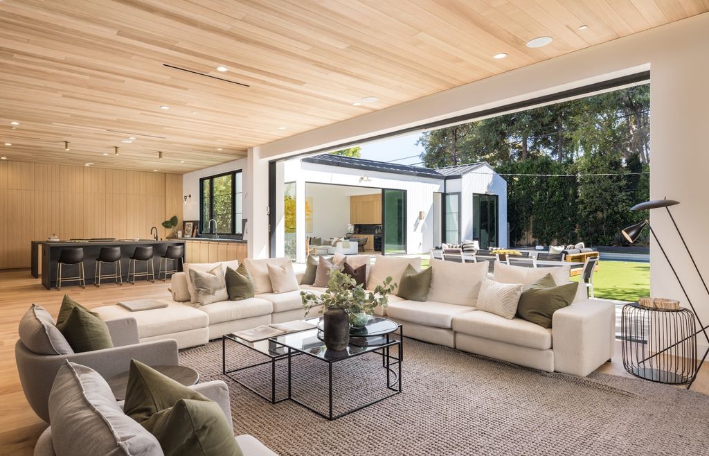 The House in Los Angeles, a newly constructed modern farmhouse ideally situated in the acclaimed Brentwood neighborhood featuring a flexible open layout blends the living and dining areas is now available for sale. This home located at 417 N Kenter Ave, Los Angeles, California