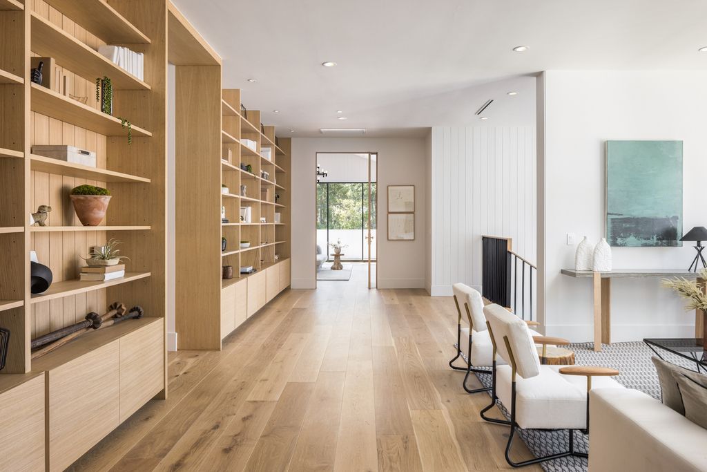 The House in Los Angeles, a newly constructed modern farmhouse ideally situated in the acclaimed Brentwood neighborhood featuring a flexible open layout blends the living and dining areas is now available for sale. This home located at 417 N Kenter Ave, Los Angeles, California