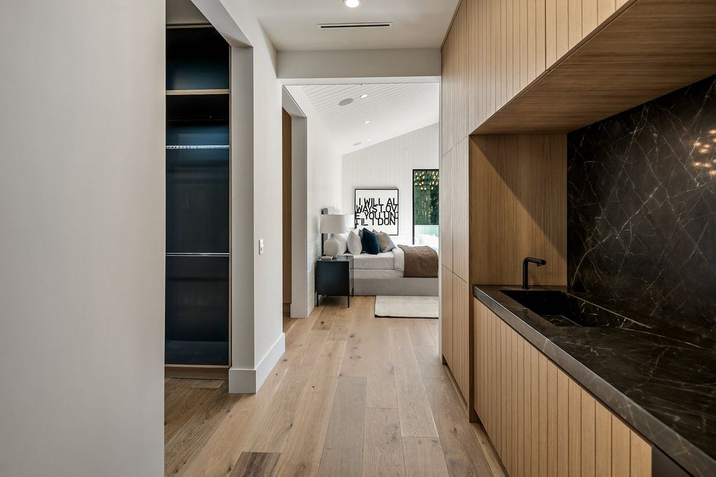 The House in Los Angeles, a newly constructed modern farmhouse ideally situated in the acclaimed Brentwood neighborhood featuring a flexible open layout blends the living and dining areas is now available for sale. This home located at 417 N Kenter Ave, Los Angeles, California