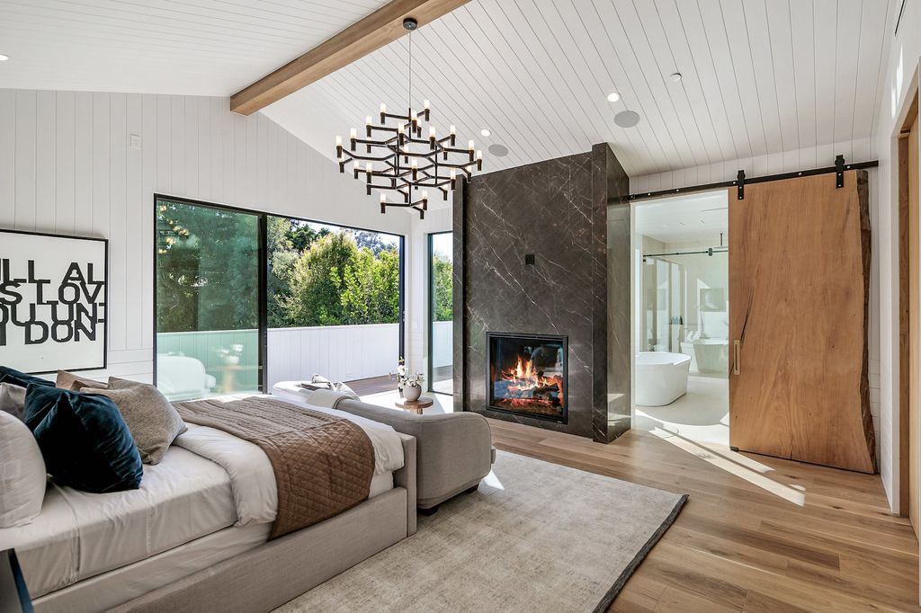 The House in Los Angeles, a newly constructed modern farmhouse ideally situated in the acclaimed Brentwood neighborhood featuring a flexible open layout blends the living and dining areas is now available for sale. This home located at 417 N Kenter Ave, Los Angeles, California