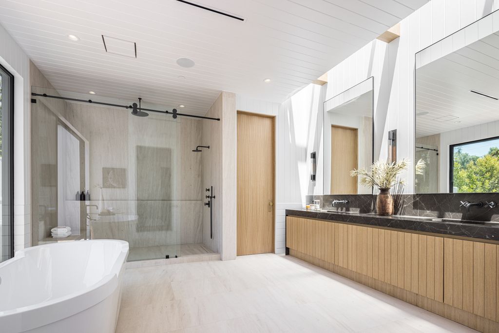 The House in Los Angeles, a newly constructed modern farmhouse ideally situated in the acclaimed Brentwood neighborhood featuring a flexible open layout blends the living and dining areas is now available for sale. This home located at 417 N Kenter Ave, Los Angeles, California