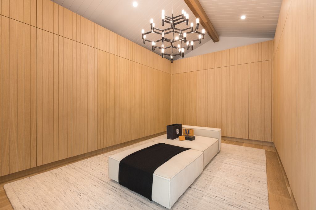The House in Los Angeles, a newly constructed modern farmhouse ideally situated in the acclaimed Brentwood neighborhood featuring a flexible open layout blends the living and dining areas is now available for sale. This home located at 417 N Kenter Ave, Los Angeles, California