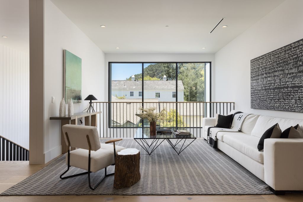 The House in Los Angeles, a newly constructed modern farmhouse ideally situated in the acclaimed Brentwood neighborhood featuring a flexible open layout blends the living and dining areas is now available for sale. This home located at 417 N Kenter Ave, Los Angeles, California