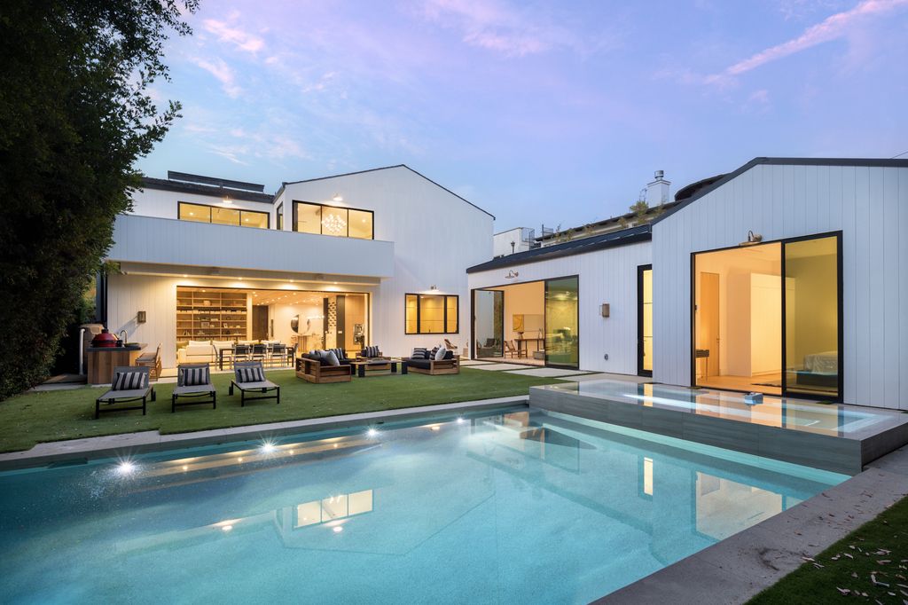 The House in Los Angeles, a newly constructed modern farmhouse ideally situated in the acclaimed Brentwood neighborhood featuring a flexible open layout blends the living and dining areas is now available for sale. This home located at 417 N Kenter Ave, Los Angeles, California