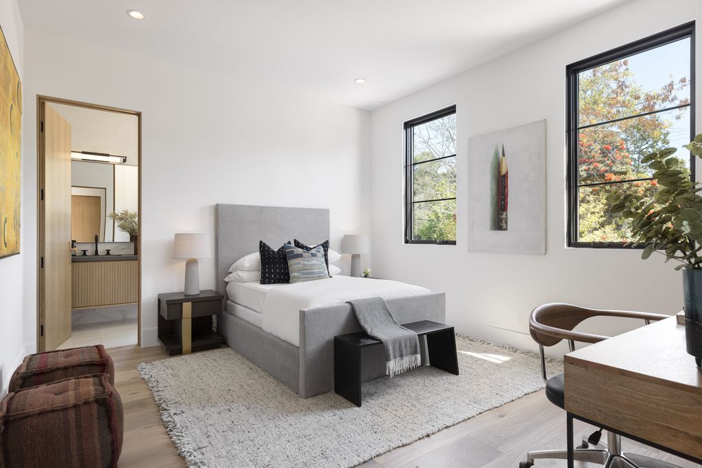 The House in Los Angeles, a newly constructed modern farmhouse ideally situated in the acclaimed Brentwood neighborhood featuring a flexible open layout blends the living and dining areas is now available for sale. This home located at 417 N Kenter Ave, Los Angeles, California