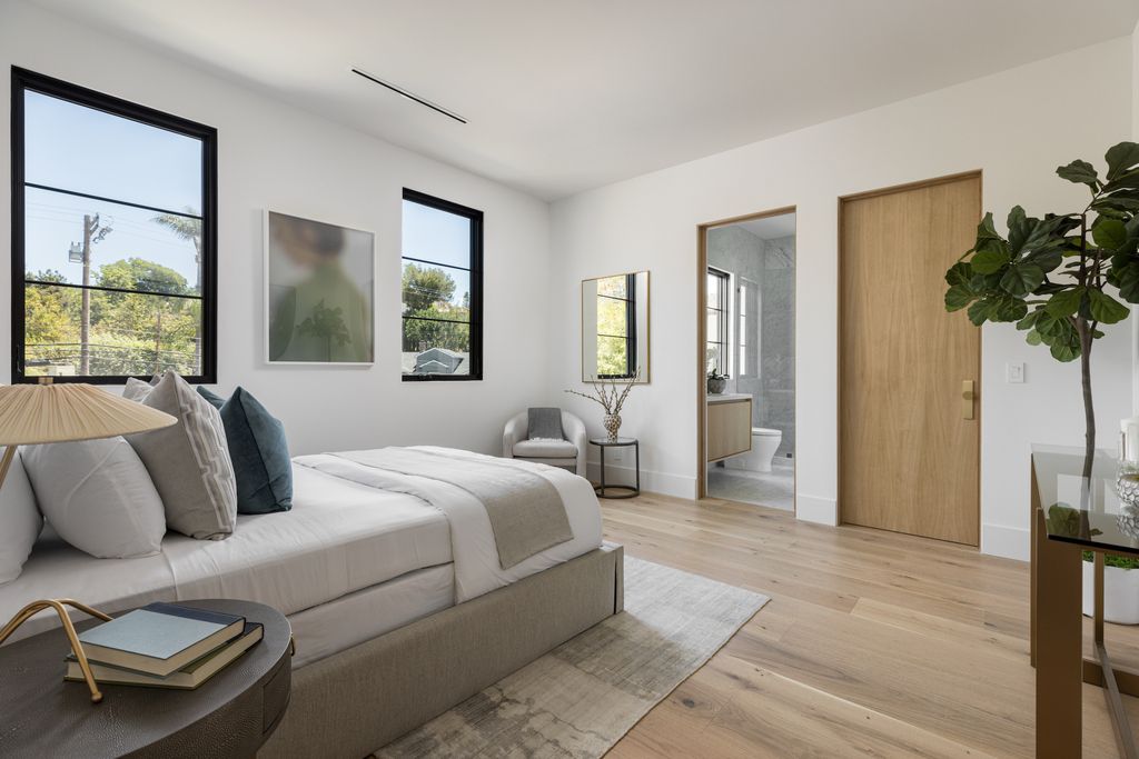 The House in Los Angeles, a newly constructed modern farmhouse ideally situated in the acclaimed Brentwood neighborhood featuring a flexible open layout blends the living and dining areas is now available for sale. This home located at 417 N Kenter Ave, Los Angeles, California