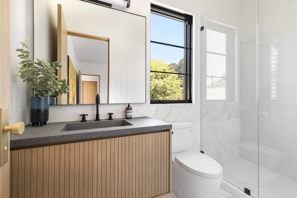 The House in Los Angeles, a newly constructed modern farmhouse ideally situated in the acclaimed Brentwood neighborhood featuring a flexible open layout blends the living and dining areas is now available for sale. This home located at 417 N Kenter Ave, Los Angeles, California