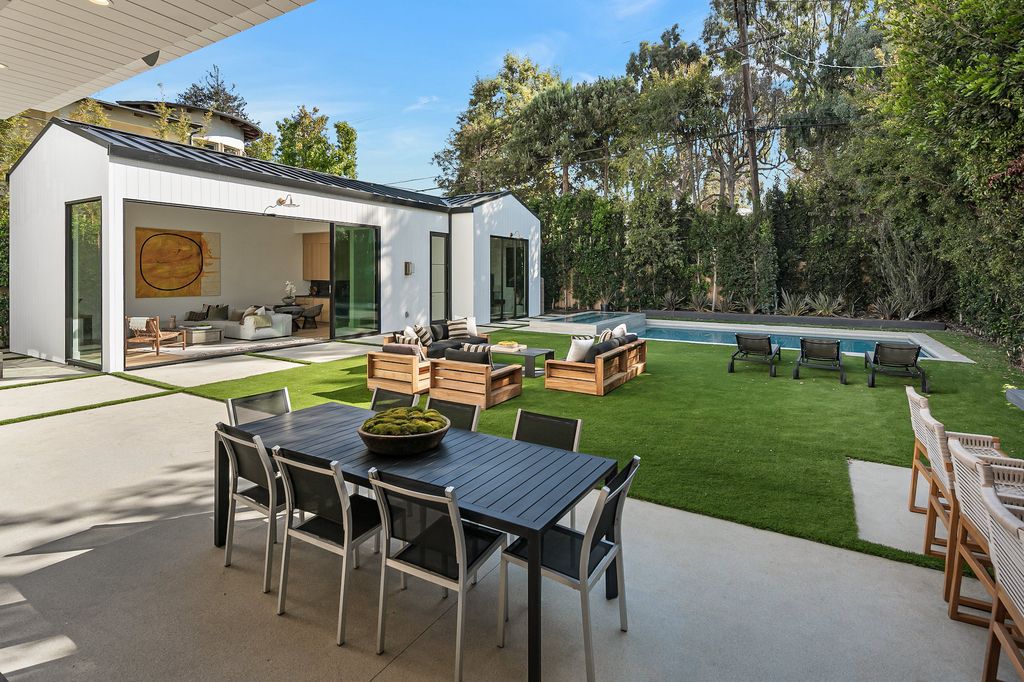 The House in Los Angeles, a newly constructed modern farmhouse ideally situated in the acclaimed Brentwood neighborhood featuring a flexible open layout blends the living and dining areas is now available for sale. This home located at 417 N Kenter Ave, Los Angeles, California