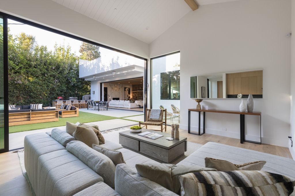 The House in Los Angeles, a newly constructed modern farmhouse ideally situated in the acclaimed Brentwood neighborhood featuring a flexible open layout blends the living and dining areas is now available for sale. This home located at 417 N Kenter Ave, Los Angeles, California