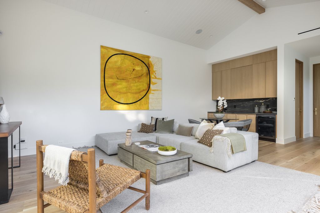 The House in Los Angeles, a newly constructed modern farmhouse ideally situated in the acclaimed Brentwood neighborhood featuring a flexible open layout blends the living and dining areas is now available for sale. This home located at 417 N Kenter Ave, Los Angeles, California