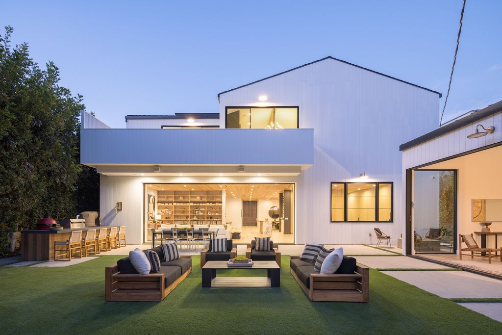 The House in Los Angeles, a newly constructed modern farmhouse ideally situated in the acclaimed Brentwood neighborhood featuring a flexible open layout blends the living and dining areas is now available for sale. This home located at 417 N Kenter Ave, Los Angeles, California