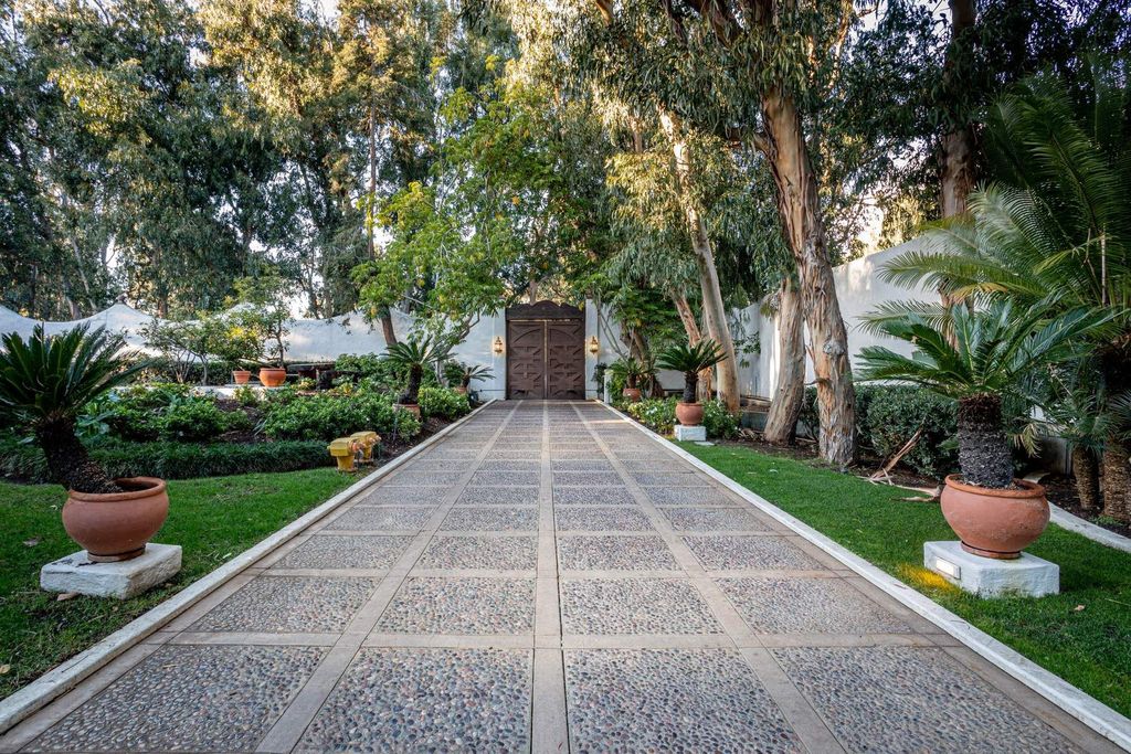 The Estate in Malibu, an exceptional property on the bluffs of the world-renowned Paradise Cove Beach offers destination resort-style living with a gorgeous infinity pool, a tennis court, outdoor barbeque and pizza oven and more is now available for sale. This home located at 28060 Sea Lane Dr, Malibu, California