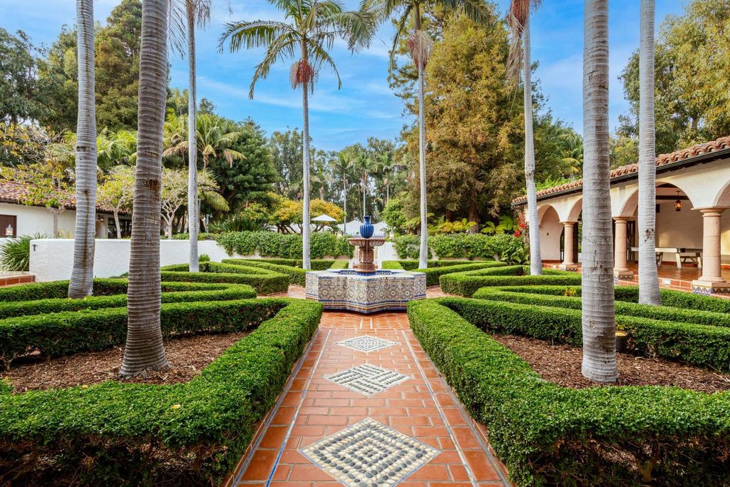 The Estate in Malibu, an exceptional property on the bluffs of the world-renowned Paradise Cove Beach offers destination resort-style living with a gorgeous infinity pool, a tennis court, outdoor barbeque and pizza oven and more is now available for sale. This home located at 28060 Sea Lane Dr, Malibu, California