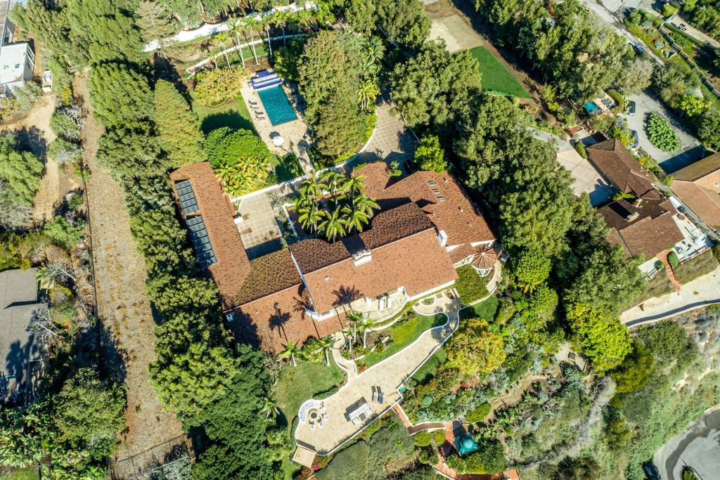 The Estate in Malibu, an exceptional property on the bluffs of the world-renowned Paradise Cove Beach offers destination resort-style living with a gorgeous infinity pool, a tennis court, outdoor barbeque and pizza oven and more is now available for sale. This home located at 28060 Sea Lane Dr, Malibu, California