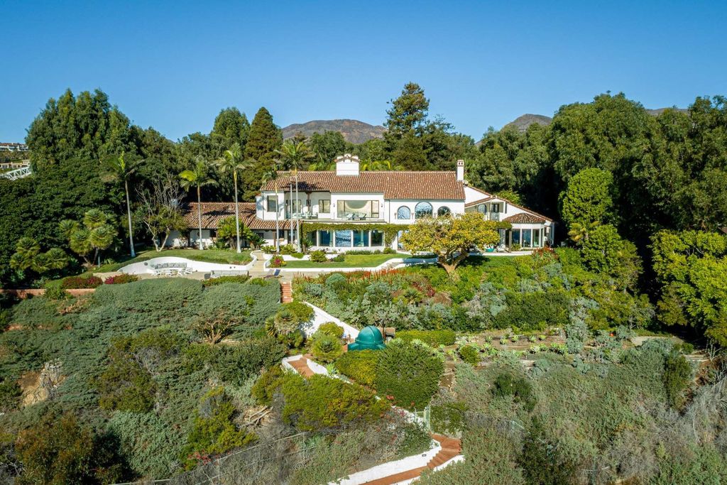 The Estate in Malibu, an exceptional property on the bluffs of the world-renowned Paradise Cove Beach offers destination resort-style living with a gorgeous infinity pool, a tennis court, outdoor barbeque and pizza oven and more is now available for sale. This home located at 28060 Sea Lane Dr, Malibu, California