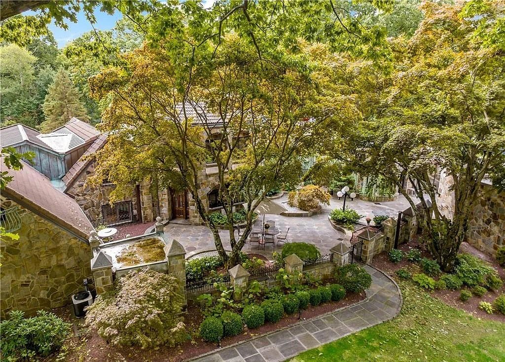 The Estate in Westport is a luxurious home featuring amazing indoor/outdoor flow, hidden rooms and unique character now available for sale. This home located at 47 Charcoal Hill Rd, Westport, Connecticut; offering 06 bedrooms and 08 bathrooms with 11,000 square feet of living spaces.