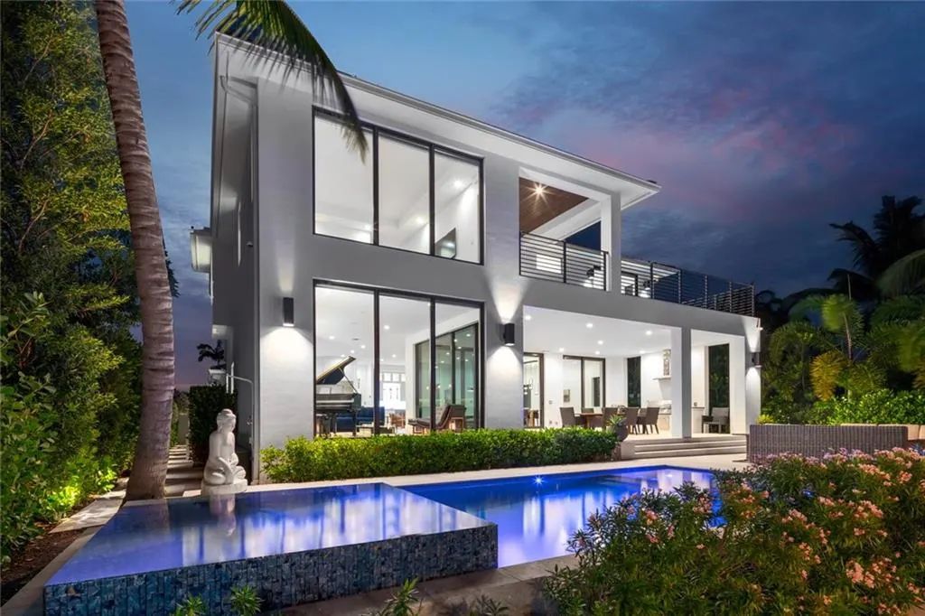 1612 SE 11th St, Fort Lauderdale, Florida is a transitional modern home boasts an amazing open floor plan with the finest finishes, an exceptional outdoor area with a summer kitchen, pebble tech pool, covered patio and more.