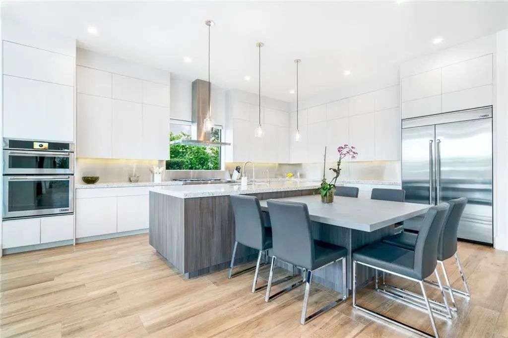 1612 SE 11th St, Fort Lauderdale, Florida is a transitional modern home boasts an amazing open floor plan with the finest finishes, an exceptional outdoor area with a summer kitchen, pebble tech pool, covered patio and more.